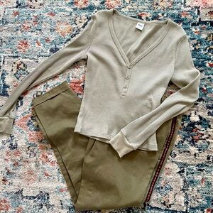Aritzia TNA Waffle Knit Henley Pale Olive Long Sleeve Thermal Medium Beige Taupe